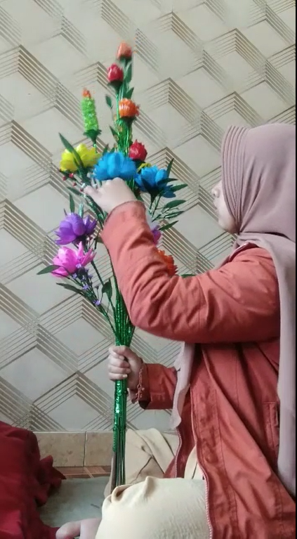 Pelaku Usaha Perempuan Muda Bunga Akrilik Dilatih Literasi Keuangan Demi Kemajuan Usaha